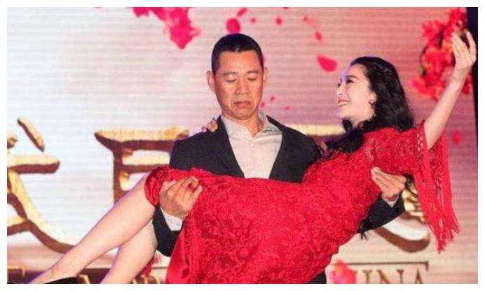 同样都是公主抱,大家都抱得非常标准,而他却让妻子丑态百出!