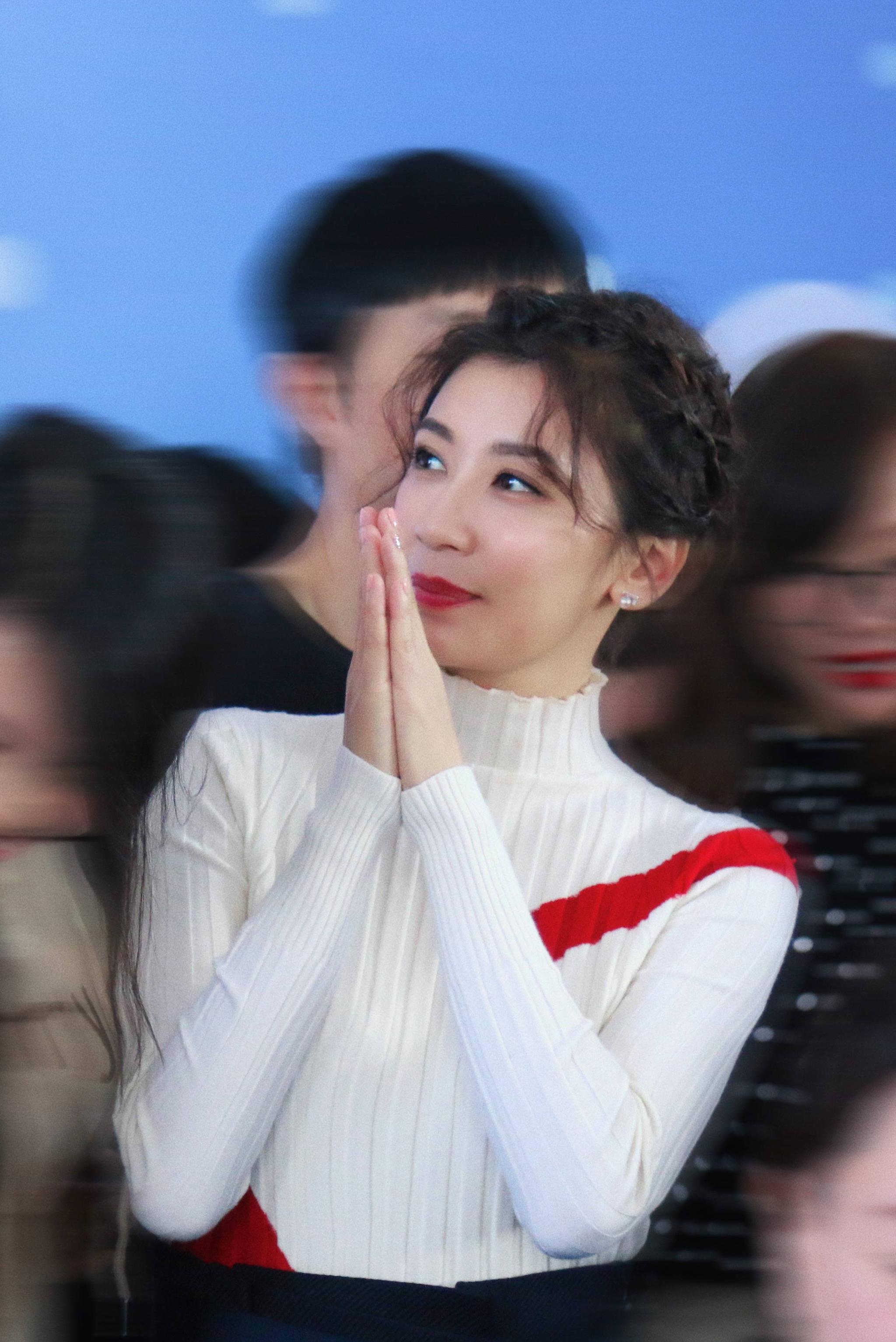 贾静雯离婚后你更美了,针织衫配包臀裙明显气质,穿搭泡面那比象