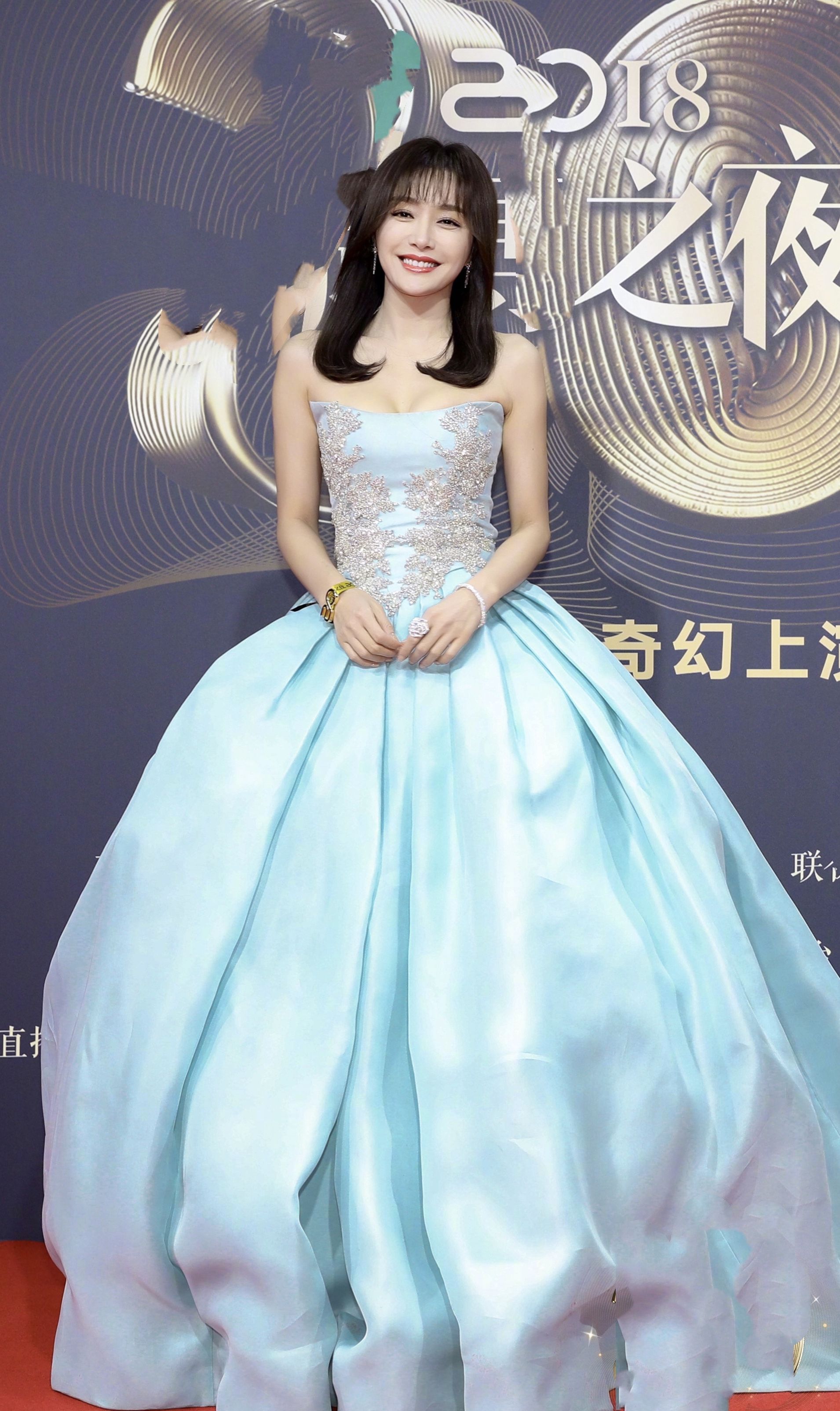 明星红毯现场图曝光,李宇春风格大突破,一身白裙似公主!