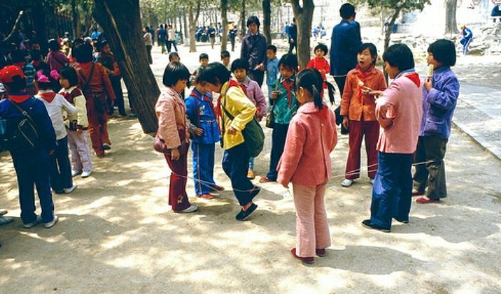 上世纪八十年代初,北京颐和园内,一群小学生正在跳皮筋.