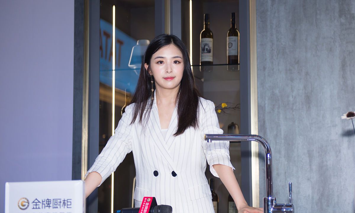 张含韵:白条纹西装搭配裙裤轻熟穿搭