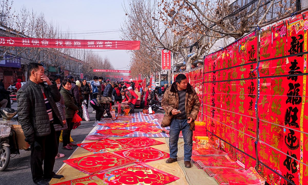 妙龄女孩手写春联,纪念联,集市上售卖