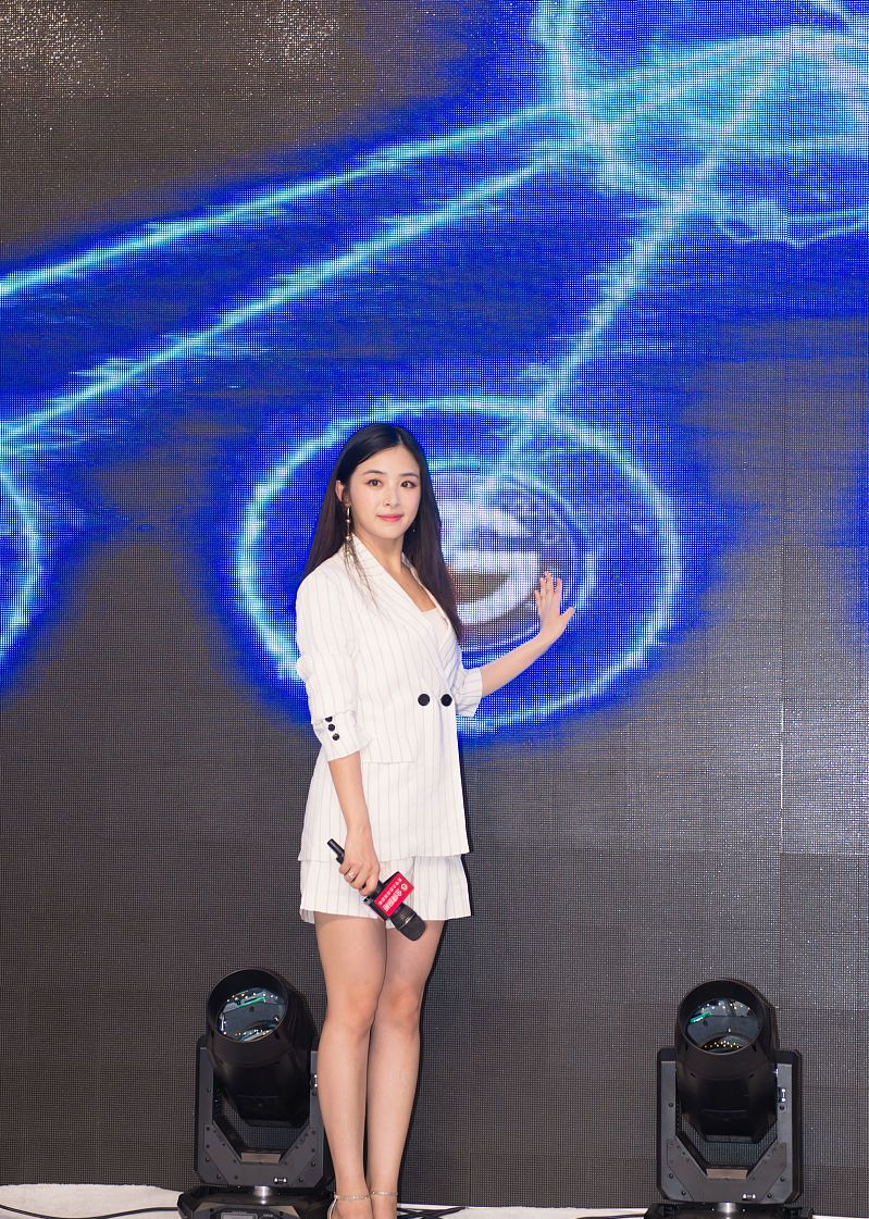 一字带,银色【配饰】:耳坠,圆球2019年5月26日,辽宁省沈阳市,张含韵为