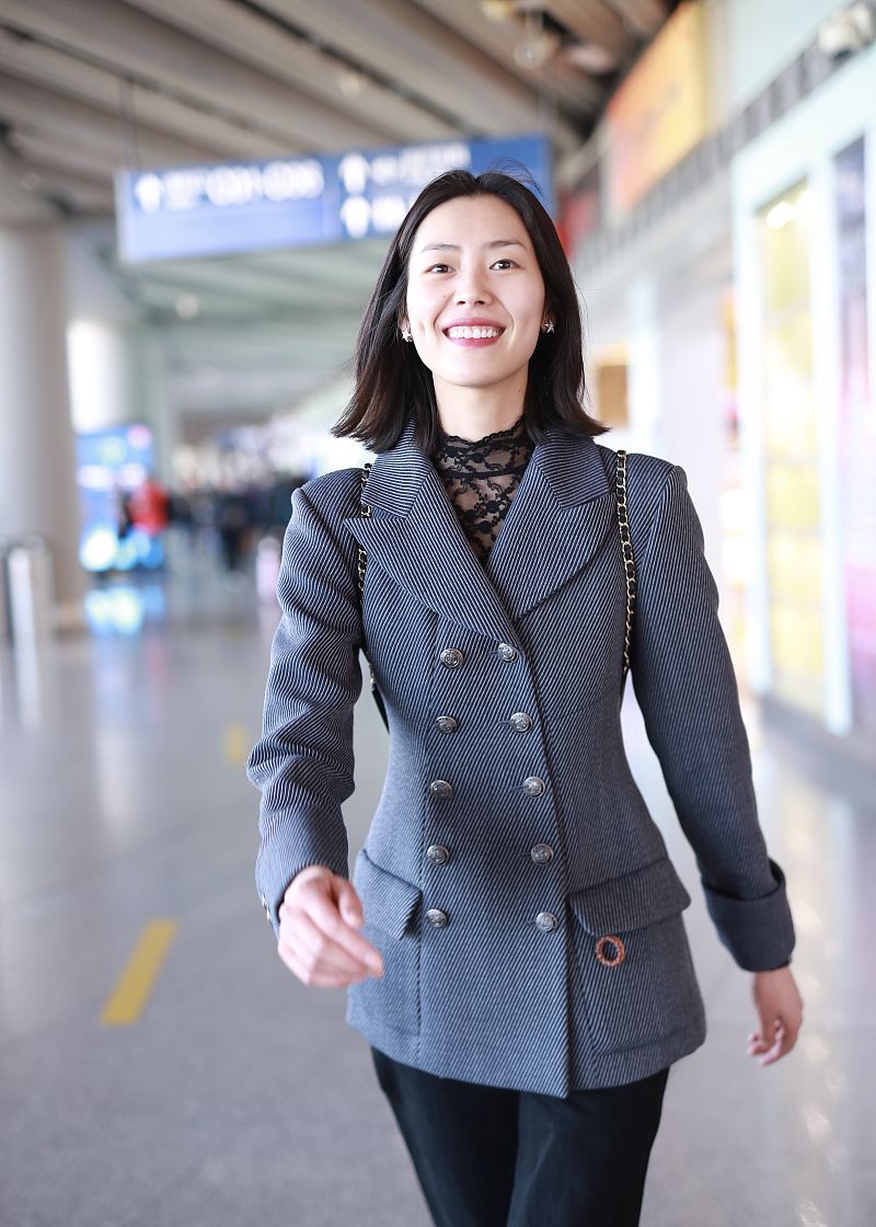 刘雯街拍灰色西装蕾丝打底阔腿裤puma运动鞋混搭时髦