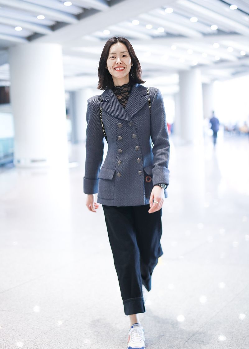 刘雯街拍灰色西装蕾丝打底阔腿裤puma运动鞋混搭时髦