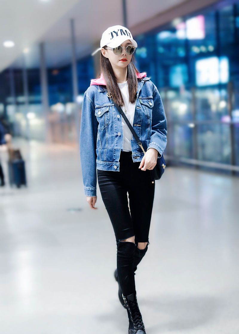 沈梦辰街拍:连帽拼接牛仔衣破洞裤 chanel手袋马丁靴清爽丹宁风