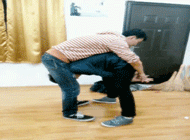 搞笑gif:好伤心哦,凳子被碎尸了