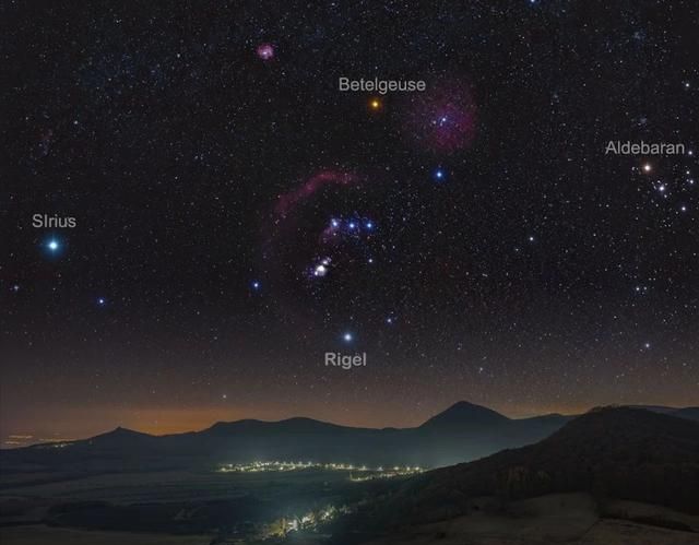 照片中的猎户星座悬挂在捷克共和国中部波西米亚高的上空.
