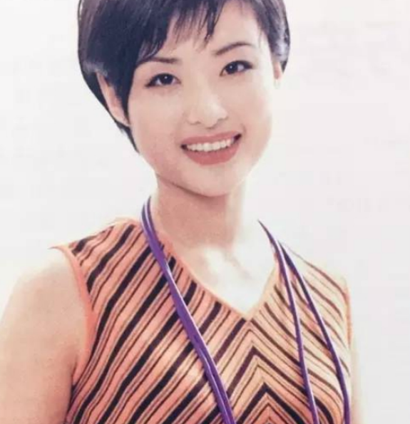 看了央视名嘴周涛年轻时的旧照网友才知何谓清纯女神