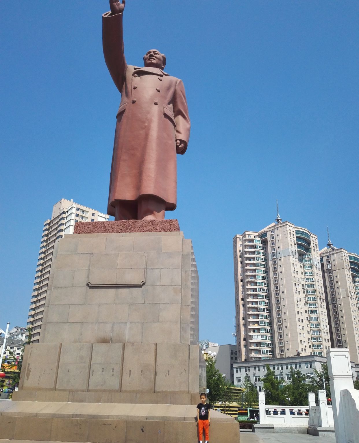 1 / 13 丹东火车站前的雕像.