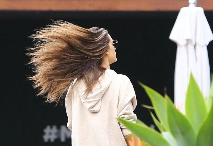 维密超模亚历山大·安布罗休长发披肩,穿紧身裤秀健美身材