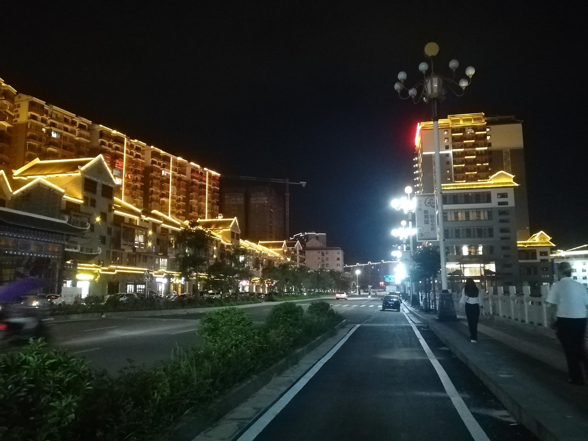 广西大化印象:夜下布努瑶小镇很美,却不知不觉显露出新城的孤独|新城
