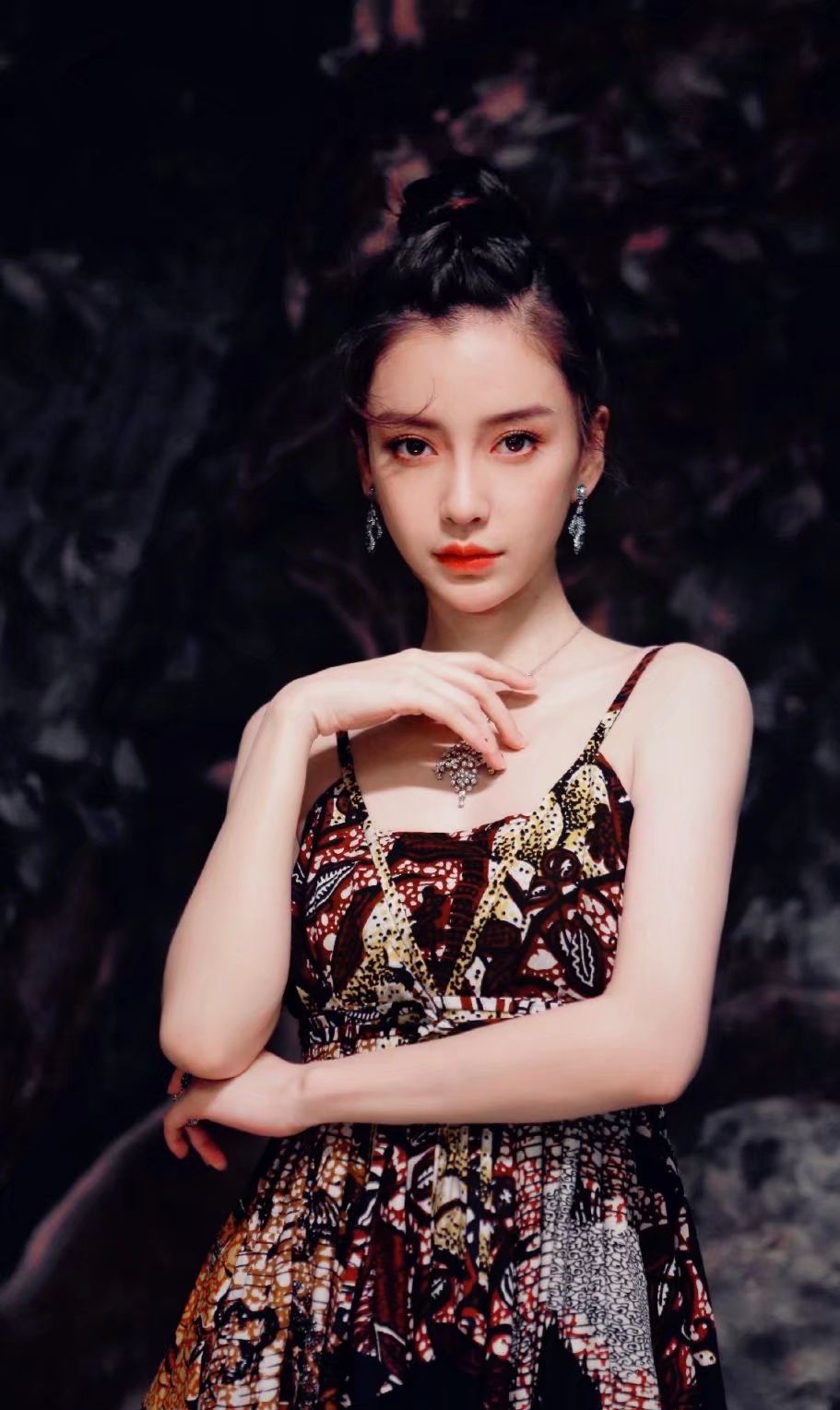 anlegababy"杨颖"穿花色吊带裙拍摄时尚大片,画面幽静又唯美