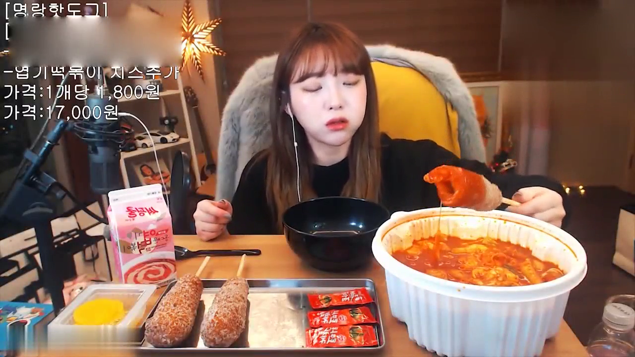 国外女吃货,吃火辣辣的芝士焗油炸香肠土豆披萨饼,看着都很辣