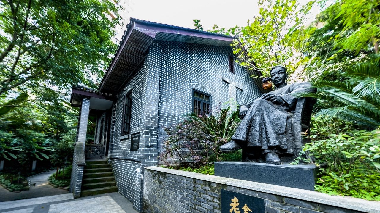 老舍故居是一幢中西合璧的小别墅,只因老鼠太多被称作"多鼠斋"