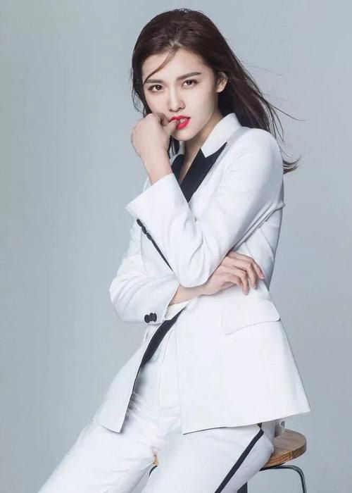 明星王洋,娱乐圈歌手和影视演员,出演《麻辣变形计》等军旅作品