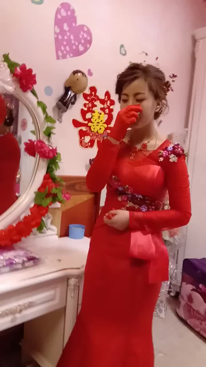 实拍贵州农村婚礼,新娘第一次结婚,害羞的捂住自己的脸