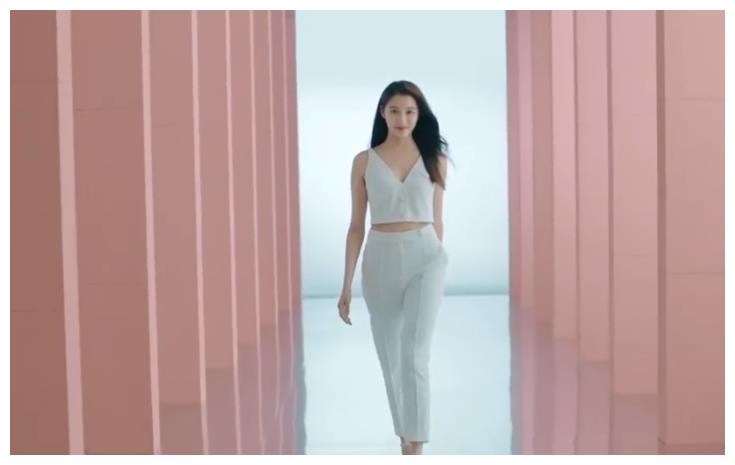 国民闺女关晓彤首拍内衣大片,却意外穿着保守仅露一截腰