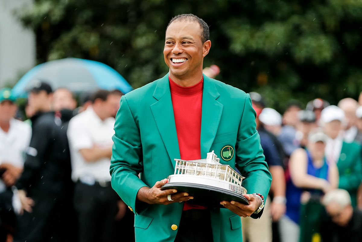 高清回顾美国大师赛颁奖仪式帕特里克瑞德为伍兹穿上荣耀绿夹克