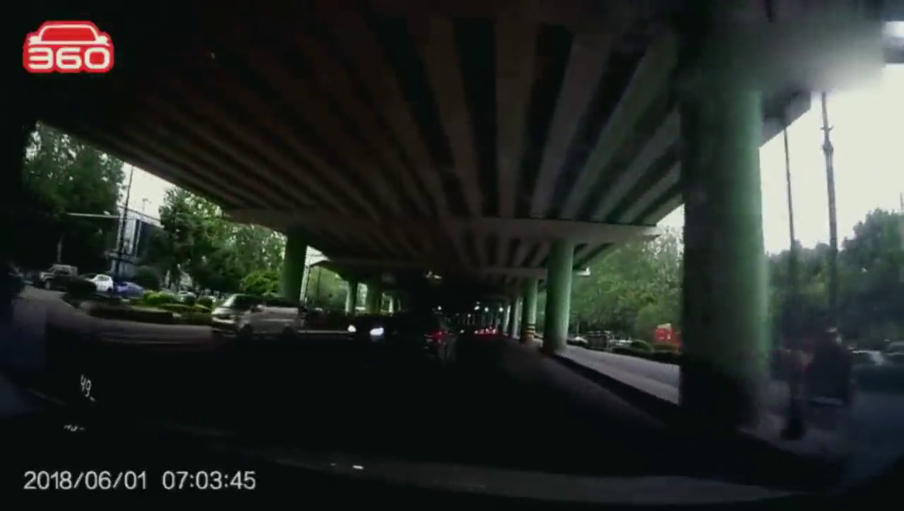 汽车路边违规停车被贴罚单,没想到戏剧性的一