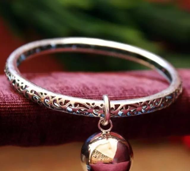 手镯佩戴在哪只手有讲究 那应该如何佩戴