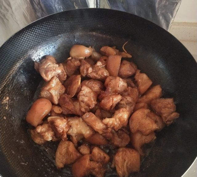 黄豆炖猪肘子,豆糯肉烂,汤汁浓稠