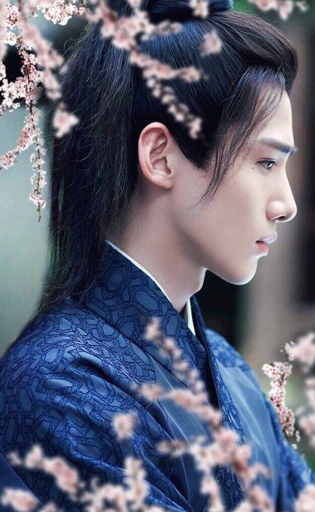 白敬亭《天盛长歌》顾南衣,白衣朗润黑衣遒劲,古装江湖少年郎