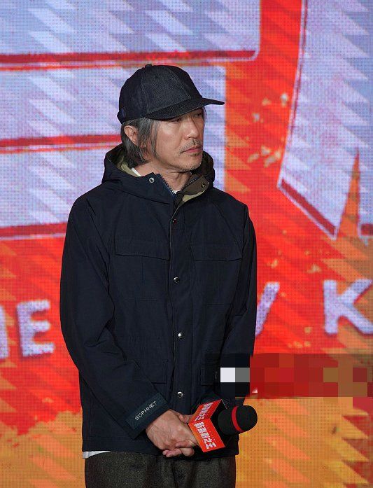 周星驰一身黑色朴素的装扮出席电影发布会,白发苍苍显老态|新喜剧之王