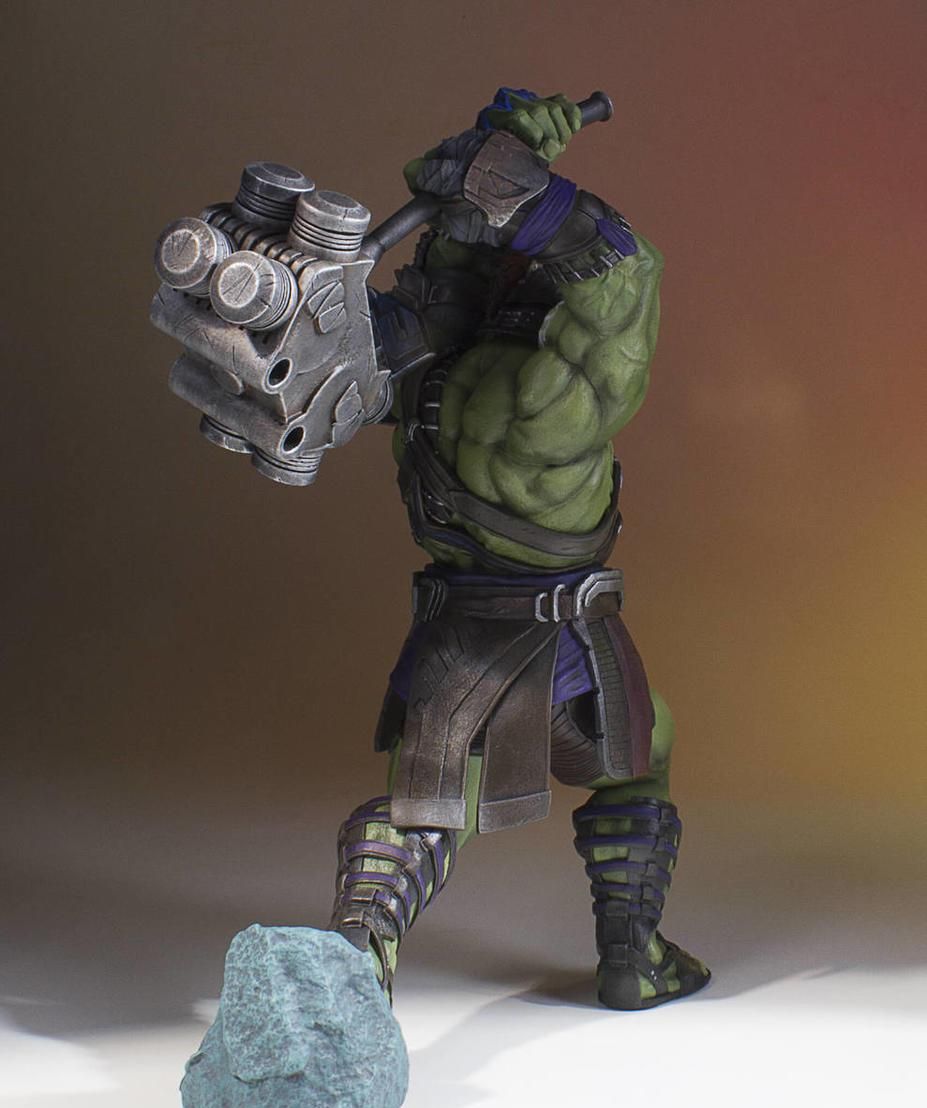 不同角度的背面使我们能够清楚的看到绿巨人手办带给我们的细节感受.