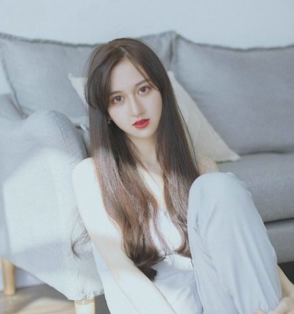 清冷邪魅居家型美女,不食人间烟火的自然美,一眼万年