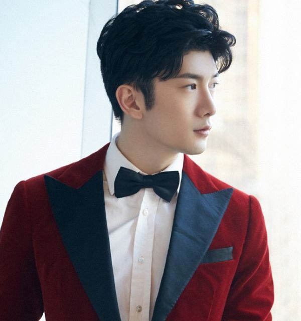 刘芮麟红色西服图片,帅气俊朗身材超棒,精致的五官超迷人