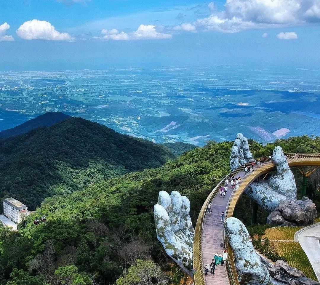 越南岘港新地标1400米高山上的巨型佛手桥