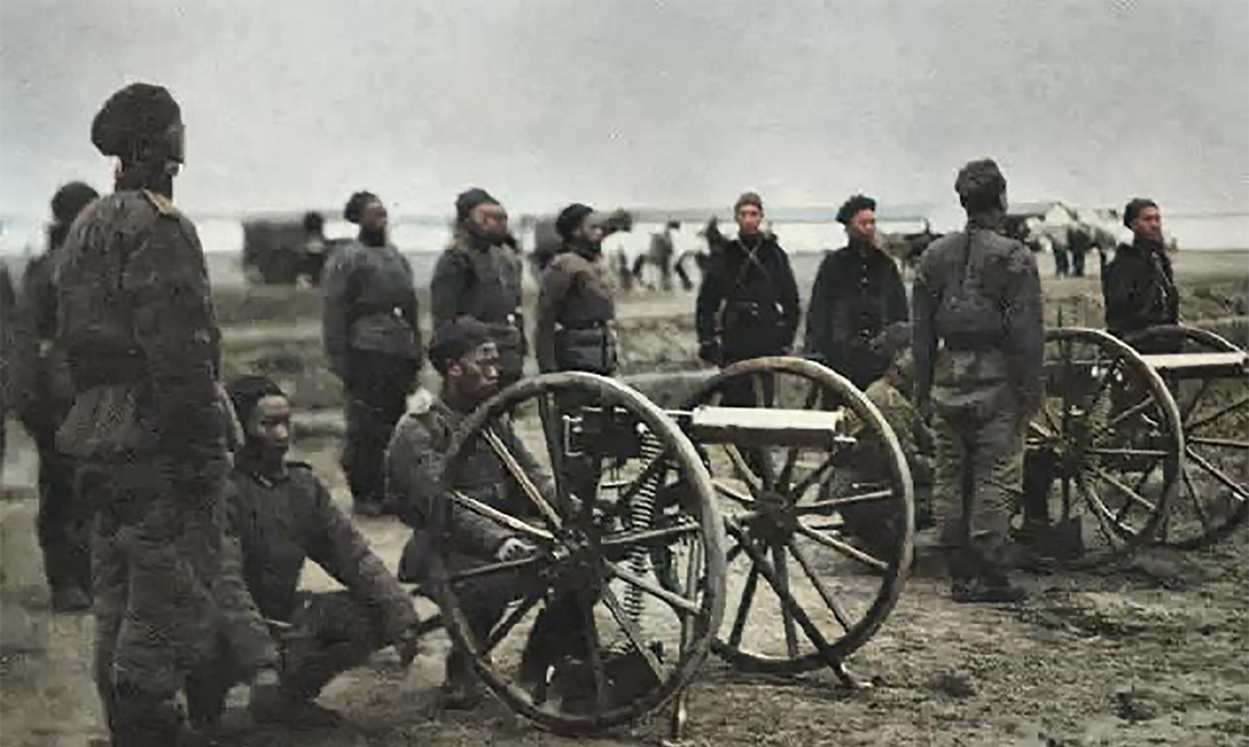 1 / 9 【图为清军从国外购买的马克沁机枪】清朝装备机枪的时间也很