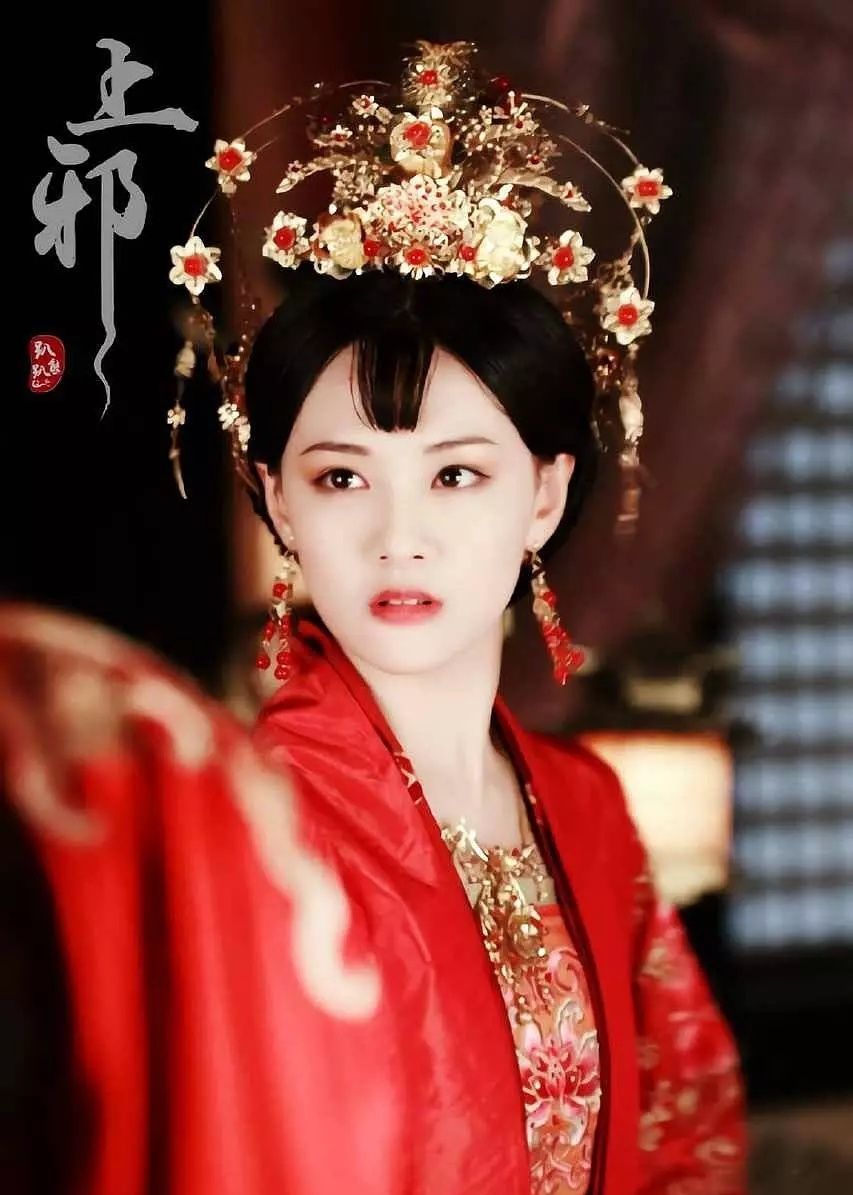 那些令人惊艳的红衣古装美女,杨幂热巴杨颖刘诗诗你更喜欢谁