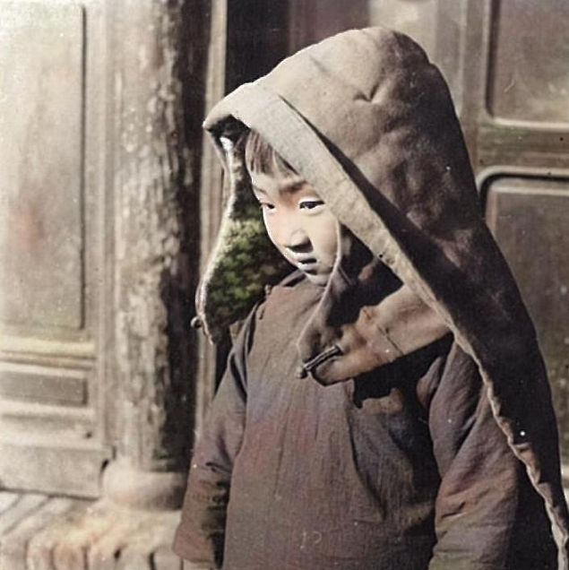 民俗老照片:孩子家中宝!民国时期河南新乡阳武儿童戴的风帽