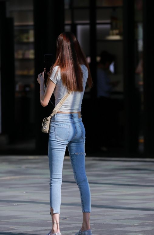 街拍:图4穿紧身裤的气质美女好身材挡不住,演绎成熟女人味