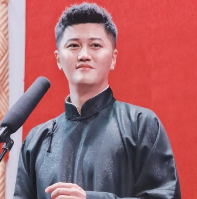 德云社唯一留学生刘九思因为大褂上热搜,怎么红的都有