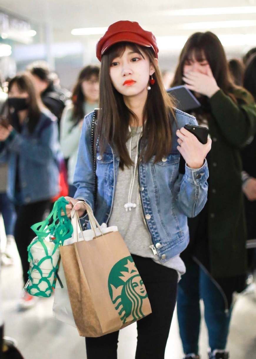 snh48-冯薪朵一身可爱装扮现身机场,一双大长腿非常抢镜