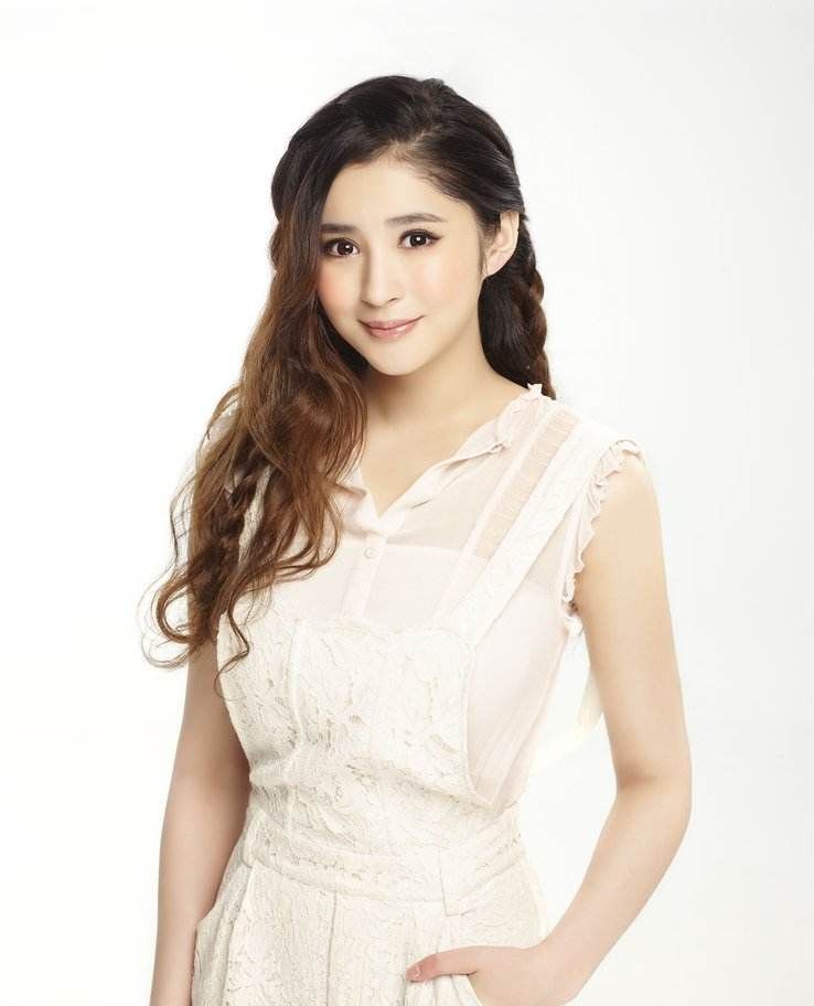 李心艾简单搭配很有大气之美焕发青春活力