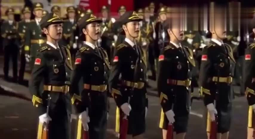 300 多万赞 ! 一名中国仪仗女兵的模特秀火了!_手机新浪网