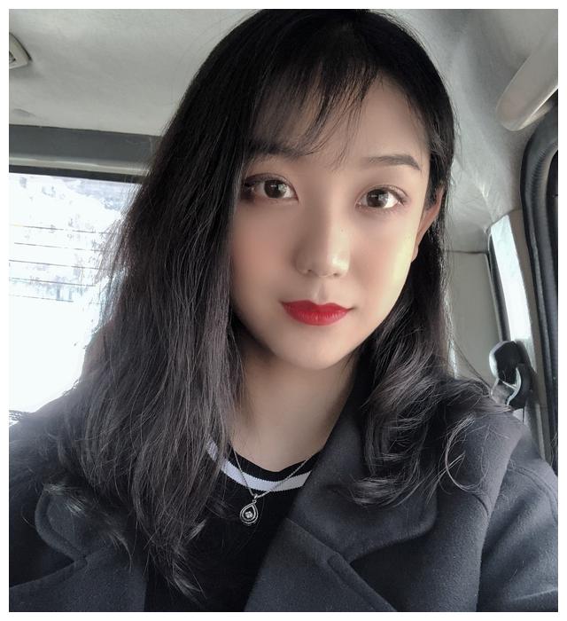 她是女排新生代,20岁清纯靓丽,本是可造之材,却恋上小4岁男孩