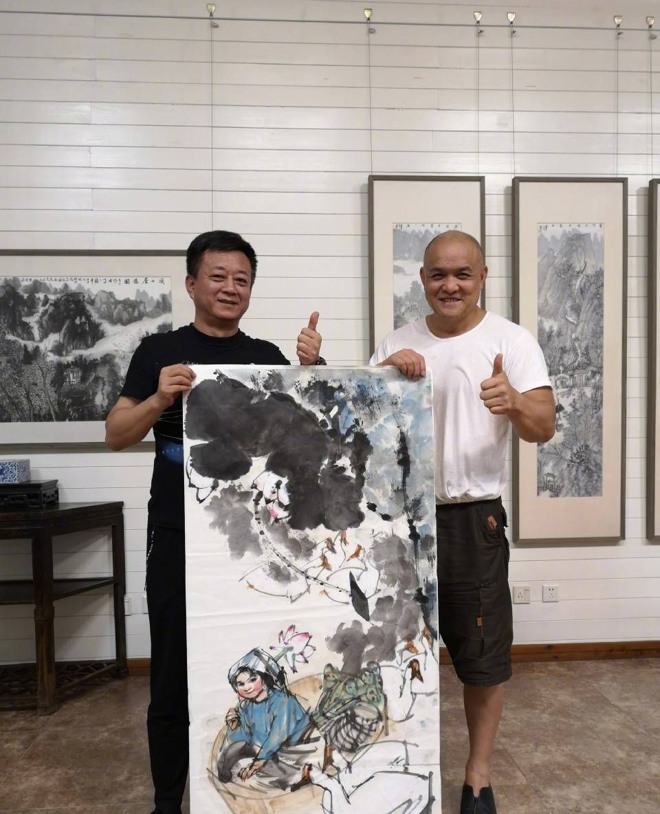 朱军微博晒出与史国良的合照,并配文:"周末快乐时