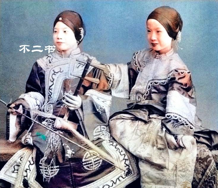 清末上色老照片：镜头下真实的杖刑现场、卖艺女子年幼娇小|婉容|溥仪_新浪新闻
