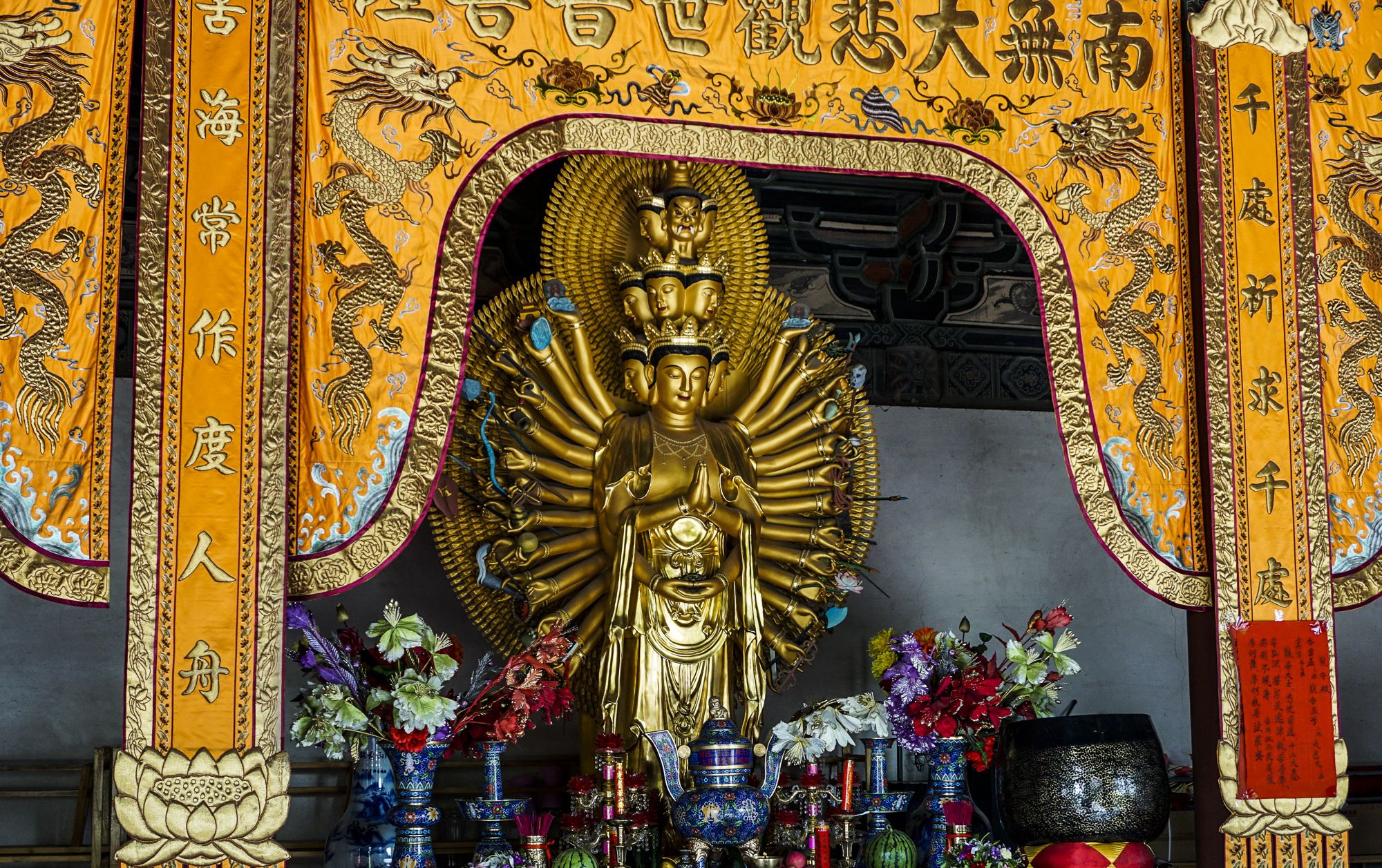 上华严寺过殿内香樟木雕观音像.大雄宝殿内的明代木雕佛像.