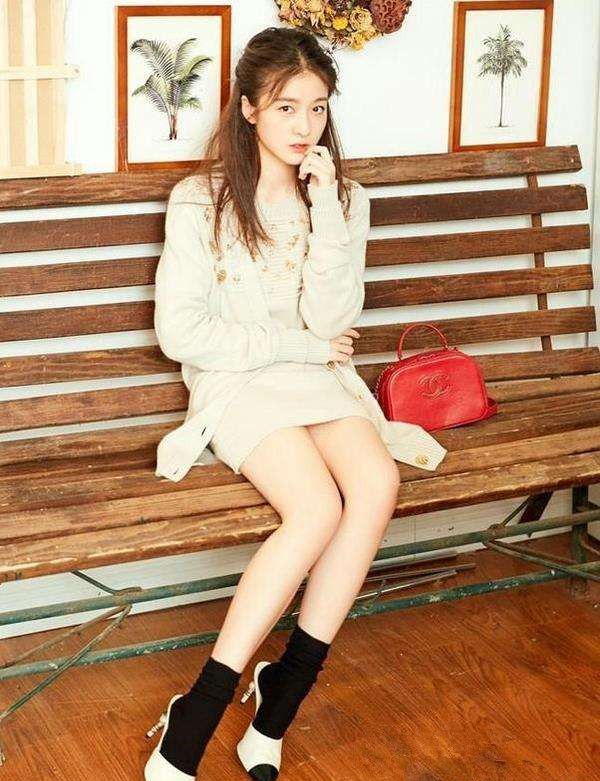 张雪迎:我腿白,关晓彤:我腿长,网友:没有对比就没有伤害!