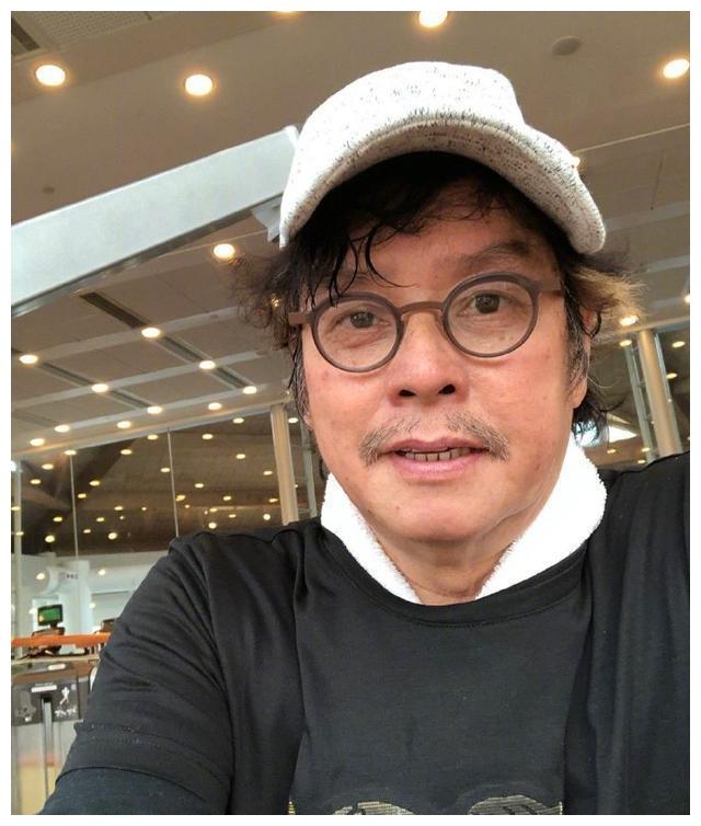 70岁歌坛天王谭咏麟戴口罩跑步,头发花白特别沧桑!