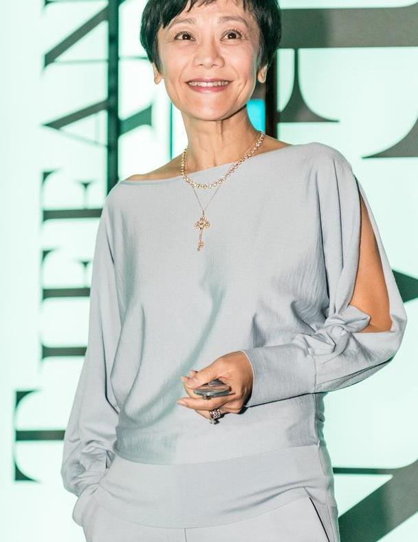 张艾嘉确实老了,不过品味一直在线,穿莫兰迪灰套装配短发好高级