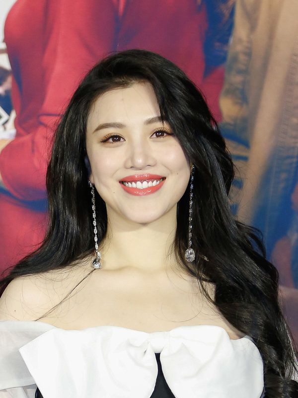 刘翔前妻葛天与聂远搭档拍电影久违现身烈焰红唇风情万种