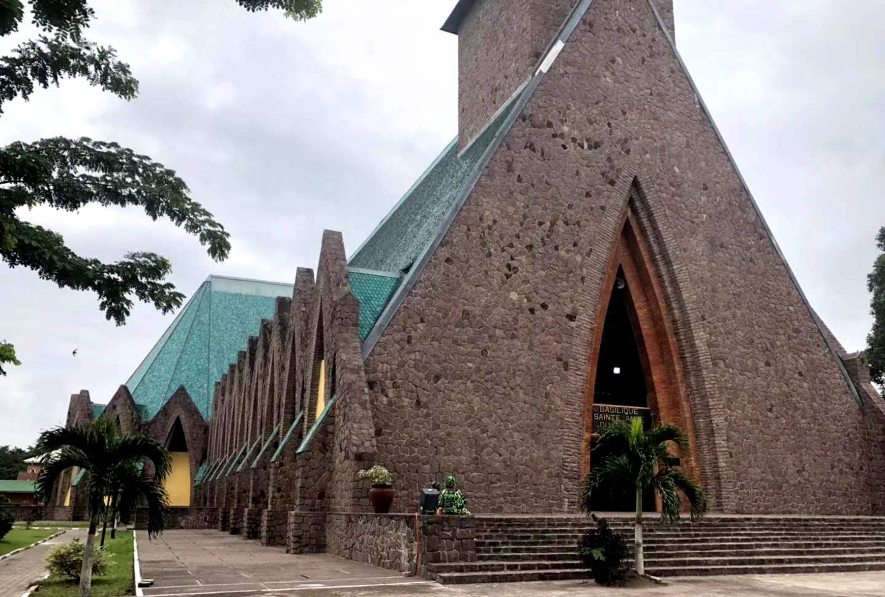 直击刚果共和国最大最著名圣安娜大教堂