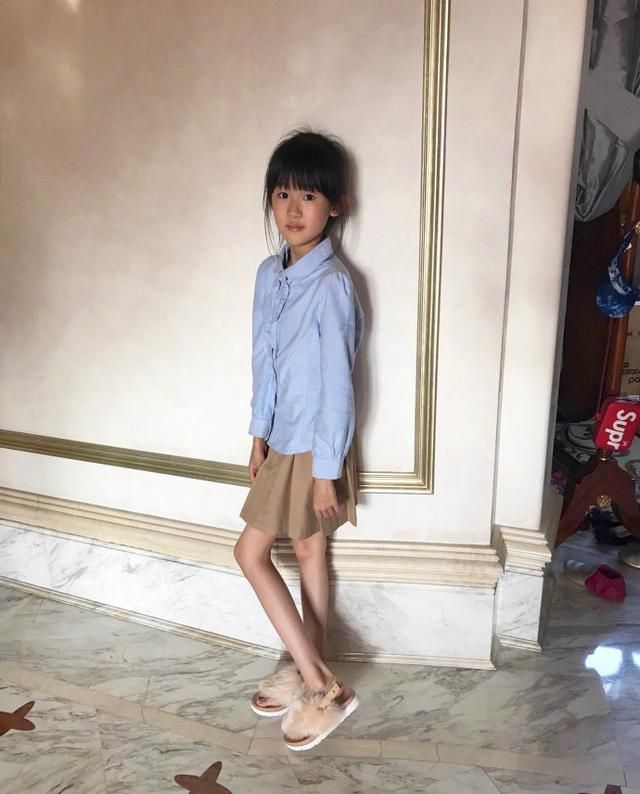 陆毅10岁女儿贝儿的腿全班最细,网友:瘦的像鹿腿